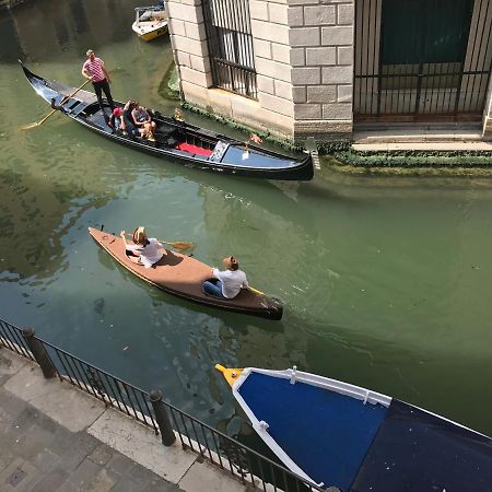 B&B Al Teatro With Canal View Venecia Exterior foto