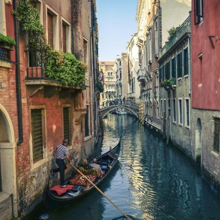 B&B Al Teatro With Canal View Venecia Exterior foto