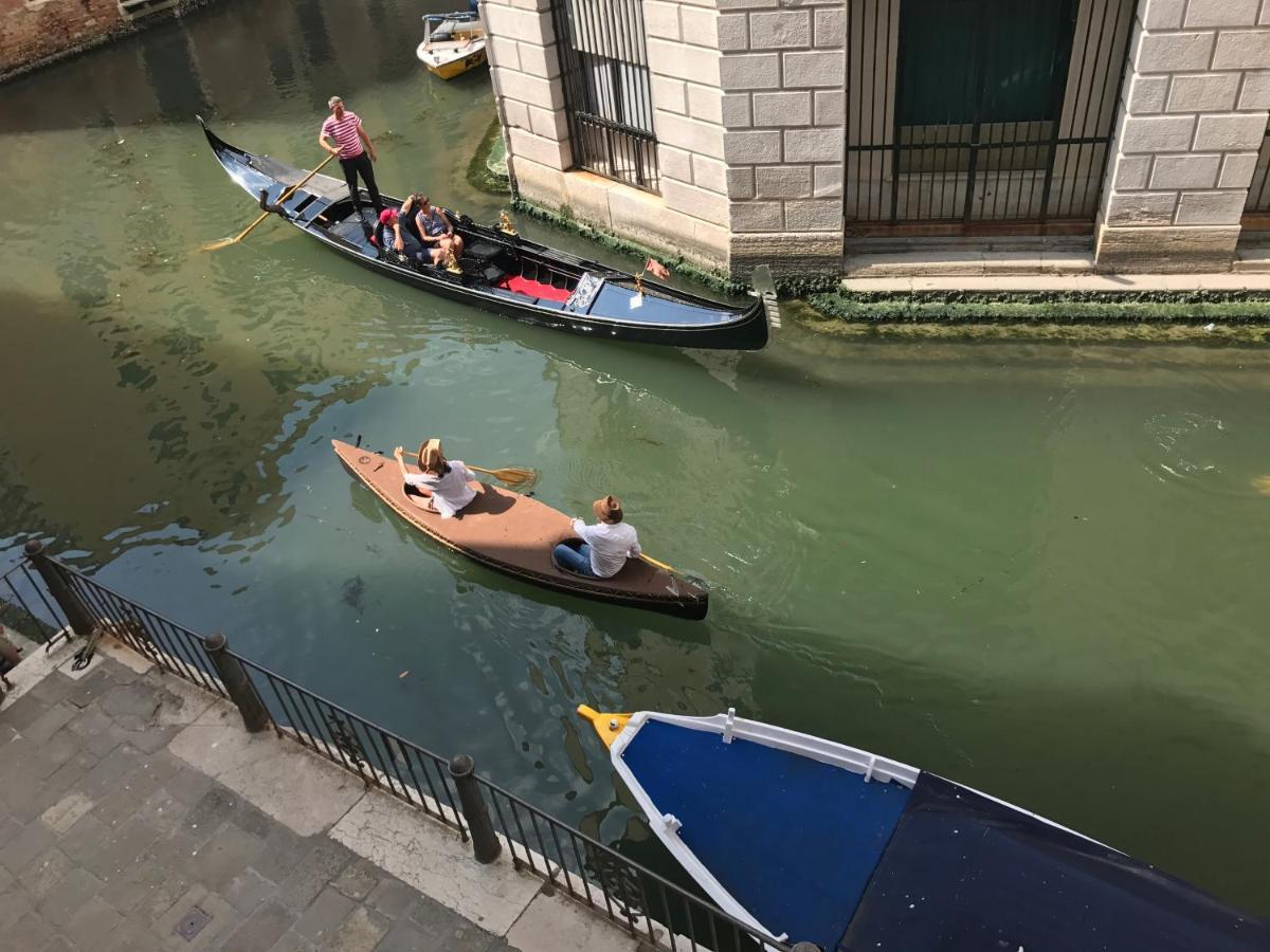 B&B Al Teatro With Canal View Venecia Exterior foto